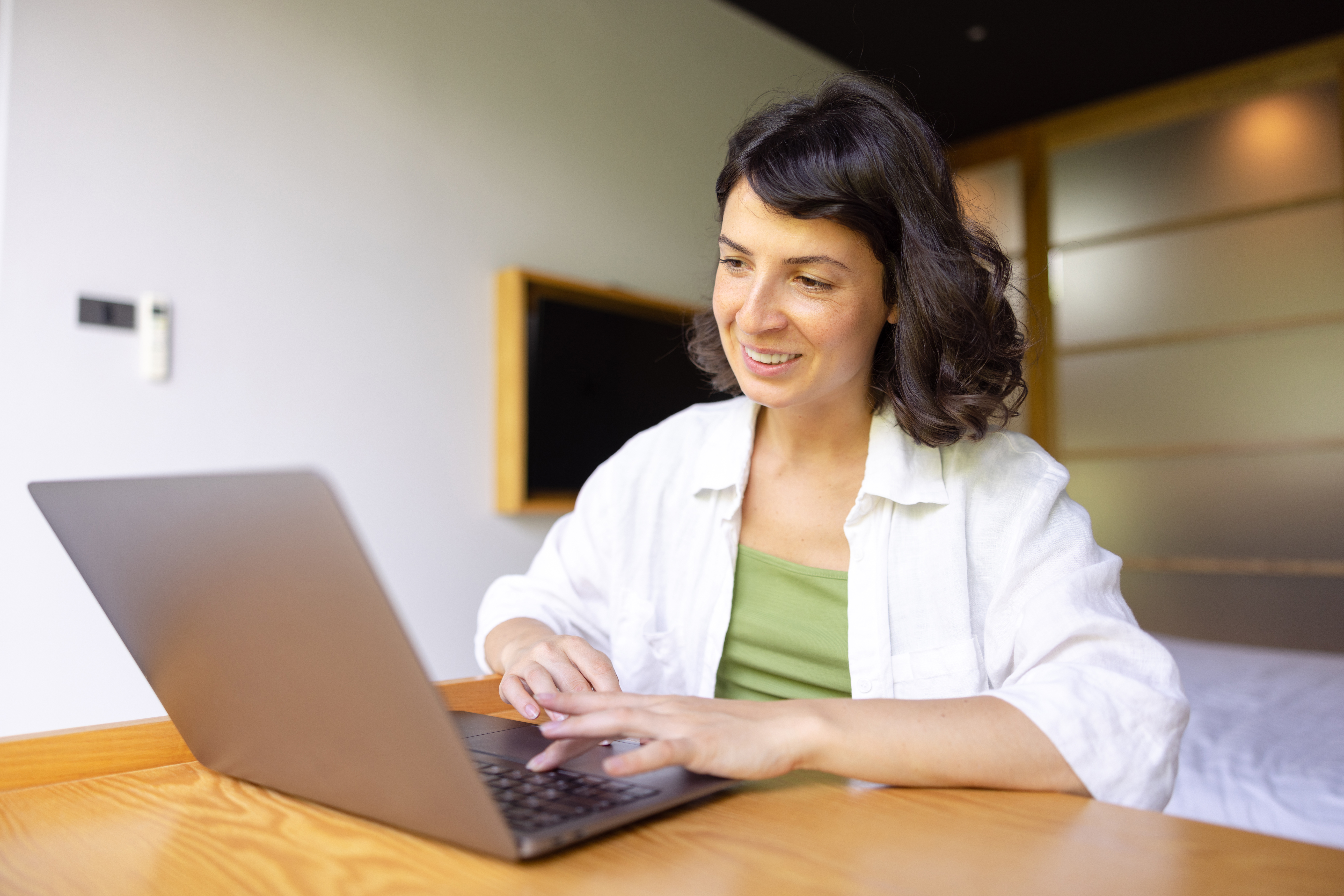 Profesional realizando un curso online de neuropsiquiatría